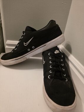 Nike Men’s Black Low-Top Casual Sneakers